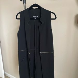 Cute vest to accent any outfit. Sz S but fits M